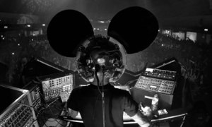 DJ conhecido como Deadmau5 se apresenta com máscaras de rato